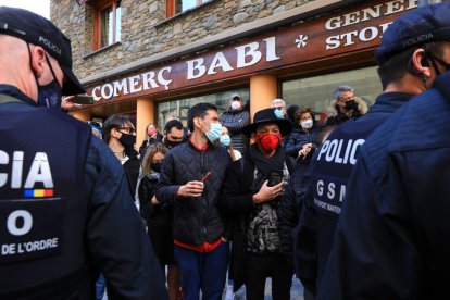 Ciutadans esperant veure els Reis d'Espanya a Ordino