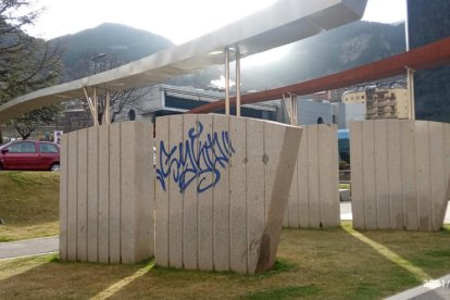 Detinguts tres turistes de Madrid per fer pintades a Encamp