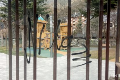 Detinguts tres turistes de Madrid per fer pintades a Encamp