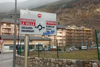 Detinguts tres turistes de Madrid per fer pintades a Encamp