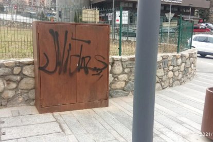 Detinguts tres turistes de Madrid per fer pintades a Encamp