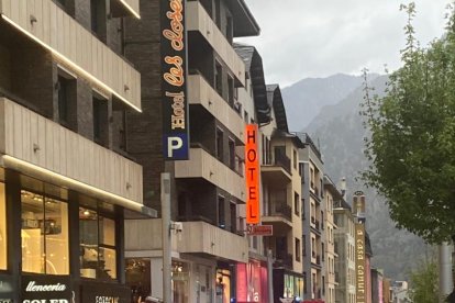 Els bombers actuen en un petit incendi a l'hotel les Closes