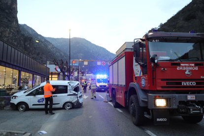 Un ferit en un accident entre una furgoneta i un camió