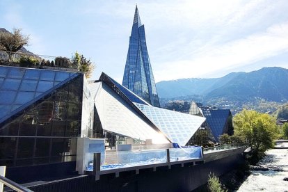 Caldea canvia la coberta de vidre per resoldre goteres i filtracions