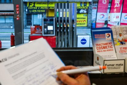 Jover acusa els importadors de carburants de mentir sobre la nova taxa