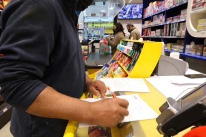 Jover acusa els importadors de carburants de mentir sobre la nova taxa