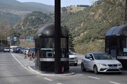 Cues de visitants espanyols a la frontera del riu Runer