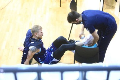 Haukur Palsson, sent atès pel fisioterapeuta del MoraBanc, en el duel de dimecres