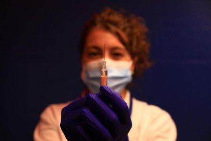 Una infermera d'atenció primària amb una vacuna d'AstraZeneca aquesta tarda