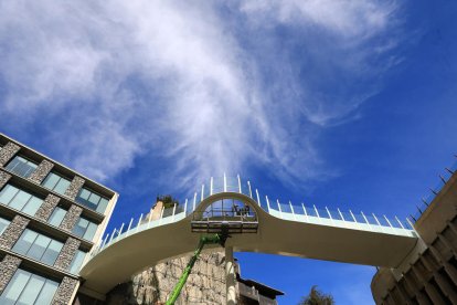 La passarel·la que uneix la plaça del Poble i la del Consell General s'obre avui als veïns