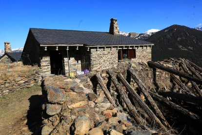 Dos joves moren per inhalació de tòxics en una borda a Montaup