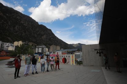 Sílvia Riva i Conxita Marsol juntament amb els artistes que han pintat el mural