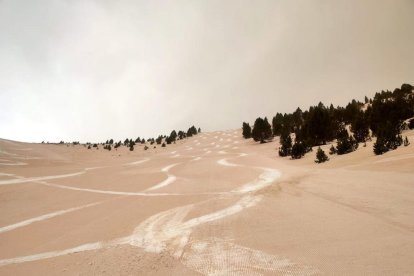 La pols del Sàhara tenyeix les pistes de marró