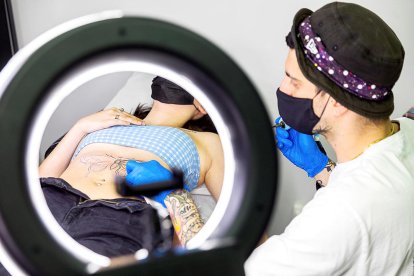 Tatuar-se com a vàlvula d'escapament