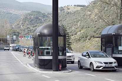 Cues de turistes a l'eix comercial