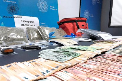 Dos detinguts per vendre droga a menors