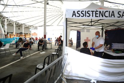 Reforç al centre de vacunació per mantenir el ritme