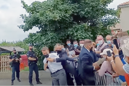 Un home etziba una bufetada a Emmanuel Macron