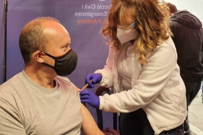 Josep Maria Rossell, el segon ministre que es vacuna de la Covid