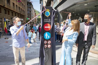 Els vianants es fan seu el carrer Callaueta