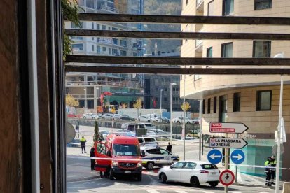 Una persona mor en precipitar-se des d'un cinquè pis