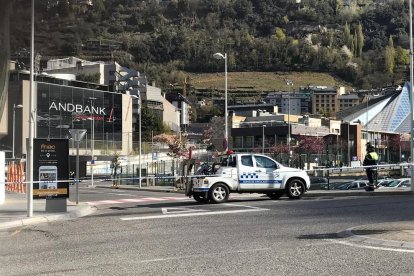 Una persona mor en precipitar-se d'un cinquè pis