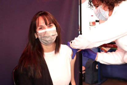 Els polítics passen a rebre la vacuna