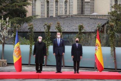 El rei d'Espanya, Felip VI, escolta l'himne amb Vives i Espot