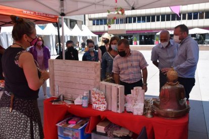 Mercat d'artesania que compta amb un total de 21 parades