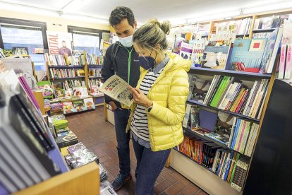 La diada de Sant Jordi torna a lluir als carrers