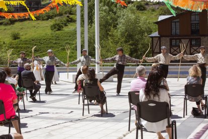 Exhibició a la plaça Prat del Riu
