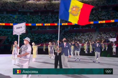 Mònica Dòria i Pol Moya porten plegats la bandera d'Andorra