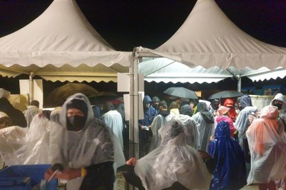 Els assistents al concert fent cua per tornar a entrar després de l'ajornament de l'actuació