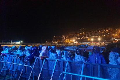 Els assistents de primera fila esperant l'actuació de David Guetta.