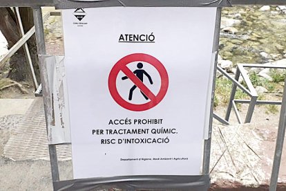 Cartell que prohibeix l'accés al riu.