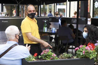 Un cambrer durant el servei.