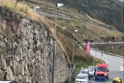 Uns 100 metres quadrats afectats de terra que han provocat aquesta filtració d'aigua i conseqüentment l'esllavissada