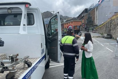 La cònsol major, Laura Mas amb el servei de circulació comunal arran del desprendiment al Pas de la Casa