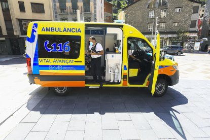 Una ambulància a la plaça Santa Anna d'Escaldes-Engordany.