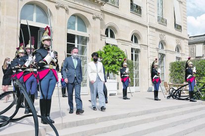 Espot i Macron aborden la pandèmia