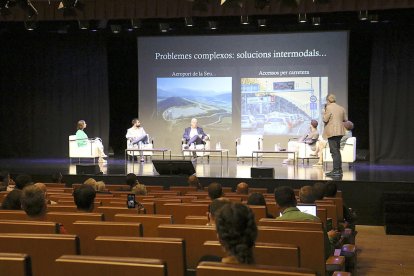 Taula rodona de la Jornada pel Ferrocarril a Andorra, ahir al Centre de Congressos d'Andorra la Vella.