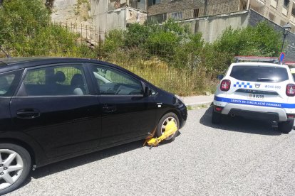 Un vehicle immobilitzat amb un parany.