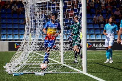 Carlos Martínez després d'anotar l'1-0 a l'Estadi Nacional.