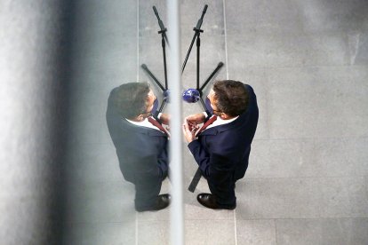 El president del grup socialdemòcrata responent a les preguntes de la premsa.