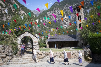 Assistents a la missa solemne entrant a l'església