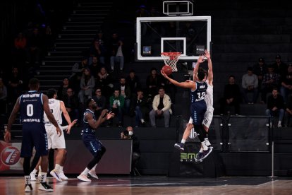 Oriol Paulí entrant a cistella davant la mirada de la defensa de l'Hamburg.