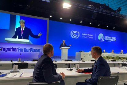 Carles Jordana i Marc Rossell seguint la intervenció del representant dels Estats Units.