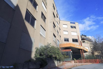 Estat actual de l'edifici de l'antiga clínica Santa Coloma.