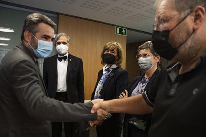 Eric Jover i Jordi Font saludant-se davant de José Antonio Herce i Yolanda Valdeolivas.