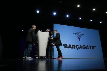 Els guanyadors recollint el guardó pel treball 'Barçagate'